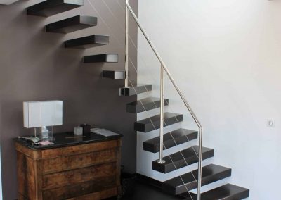 Escalier autoporteur sans limon avec garde-corps rampant en inox