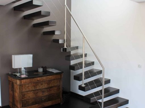 Escalier autoporteur sans limon avec garde-corps rampant en inox
