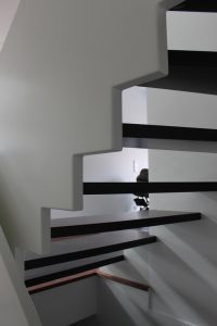 Escalier design sur mesure entre limon cremaillere bois laqué blanc