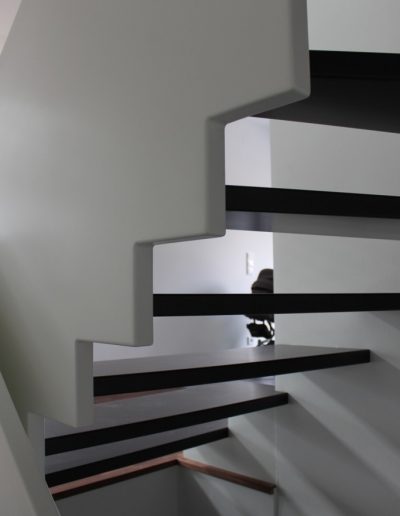 Escalier design sur mesure entre limon cremaillere bois laqué blanc