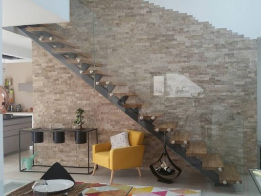 Niederbronn : escalier limon central en acier laqué, marche en hêtre et garde-corps full verre sans poteaux