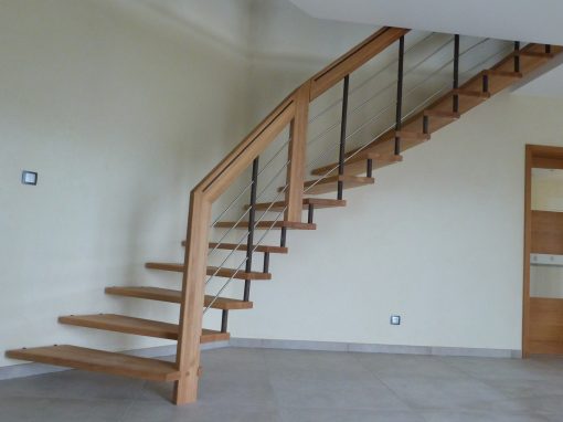 Saverne : escaliers suspendu en bois chêne avec lisse inox horizontale et main courante en bois