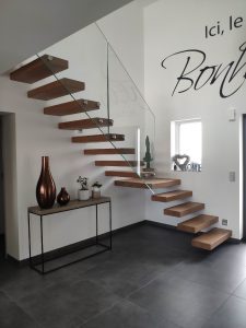 Escalier autoporteur marche flottante design epuré et aérien avec garde-corps rampant full verre en un quart tournant