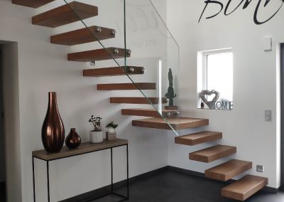 Niederhergheim : Escalier auto-porteur en hêtre un quart-tournant garde-corps full verre