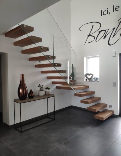 Escalier autoporteur marche flottante design epuré et aérien avec garde-corps rampant full verre en un quart tournant