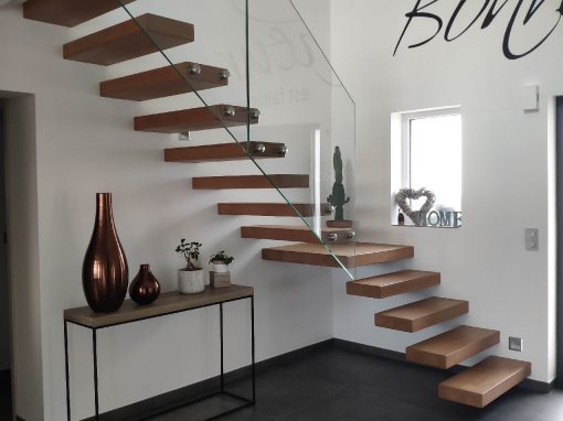 Niederhergheim : Escalier auto-porteur en hêtre un quart-tournant garde-corps full verre