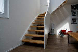 Escalier design entre limon sans fixation visible, garde-corps en prolongement du limon laqué en blanc