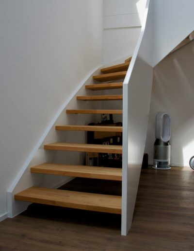 Escalier design entre limon sans fixation visible, garde-corps en prolongement du limon laqué en blanc