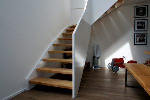 Escalier design entre limon sans fixation visible, garde-corps en prolongement du limon laqué en blanc