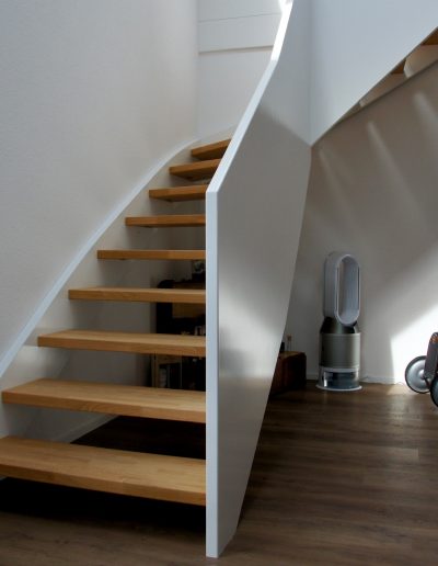 Escalier design entre limon sans fixation visible, garde-corps en prolongement du limon laqué en blanc