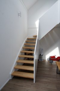 Escalier design entre limon sans fixation visible, garde-corps en prolongement du limon laqué en blanc