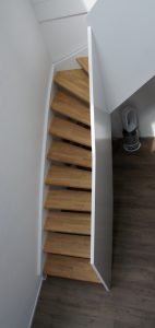 Escalier design entre limon sans fixation visible, garde-corps en prolongement du limon laqué en blanc