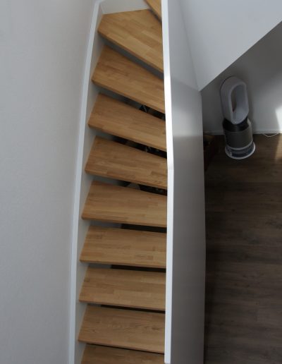 Escalier design entre limon sans fixation visible, garde-corps en prolongement du limon laqué en blanc
