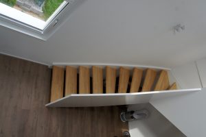 Escalier design entre limon sans fixation visible, garde-corps en prolongement du limon laqué en blanc