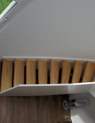 Escalier design entre limon sans fixation visible, garde-corps en prolongement du limon laqué en blanc