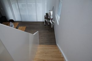 Escalier design entre limon sans fixation visible, garde-corps en prolongement du limon laqué en blanc