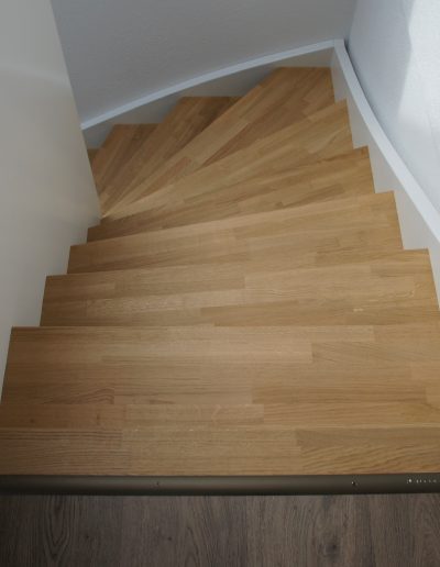 Escalier design entre limon sans fixation visible, garde-corps en prolongement du limon laqué en blanc