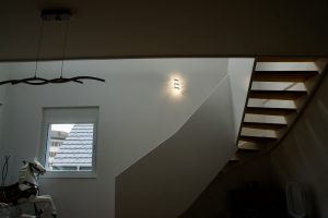 Escalier design entre limon sans fixation visible, garde-corps en prolongement du limon laqué en blanc