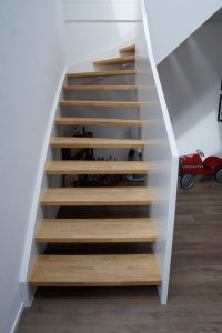 Escalier design entre limon sans fixation visible, garde-corps en prolongement du limon laqué en blanc