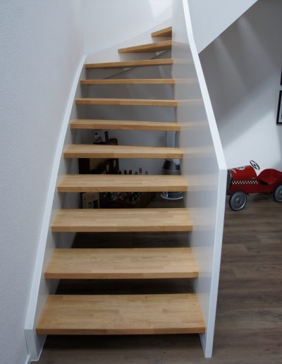 Escalier design entre limon sans fixation visible, garde-corps en prolongement du limon laqué en blanc