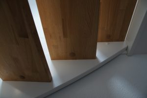 Escalier design entre limon sans fixation visible, garde-corps en prolongement du limon laqué en blanc