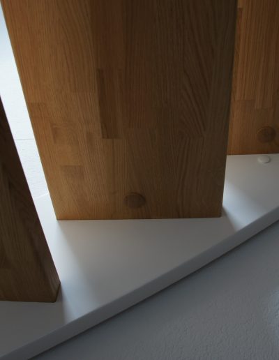 Escalier design entre limon sans fixation visible, garde-corps en prolongement du limon laqué en blanc