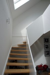 Escalier design entre limon sans fixation visible, garde-corps en prolongement du limon laqué en blanc