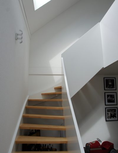 Escalier design entre limon sans fixation visible, garde-corps en prolongement du limon laqué en blanc