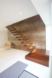 Escalier autoporteur suspendu teinté un quart tournant avec marche pallièrer au départ sans garde-corps