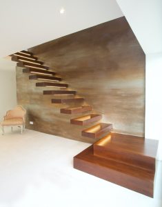 Escalier autoporteur suspendu teinté un quart tournant avec marche pallièrer au départ sans garde-corps