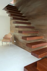 Escalier autoporteur suspendu teinté un quart tournant avec marche pallièrer au départ sans garde-corps