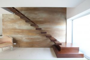 Escalier autoporteur suspendu teinté un quart tournant avec marche pallièrer au départ sans garde-corps