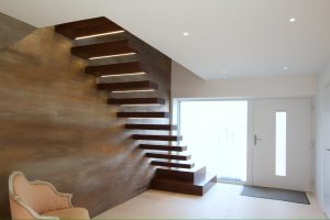 Escalier autoporteur suspendu teinté un quart tournant avec marche pallièrer au départ sans garde-corps