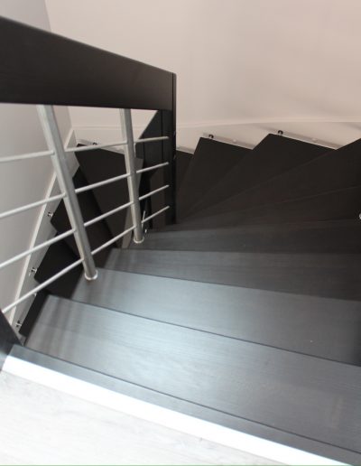 Escalier suspendu sur plot inox teinté