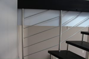 Escalier suspendu sur plot inox teinté