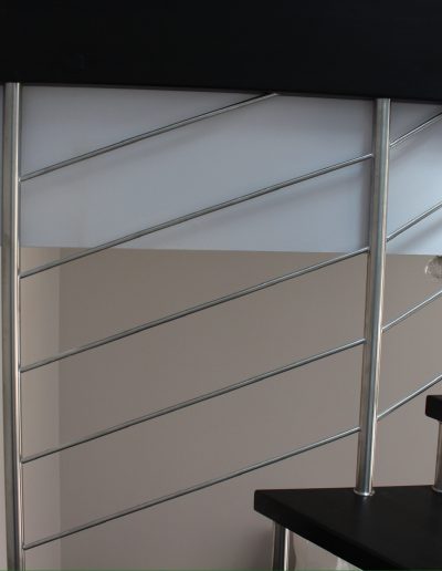 Escalier suspendu sur plot inox teinté