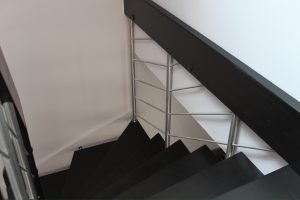 Escalier suspendu sur plot inox teinté