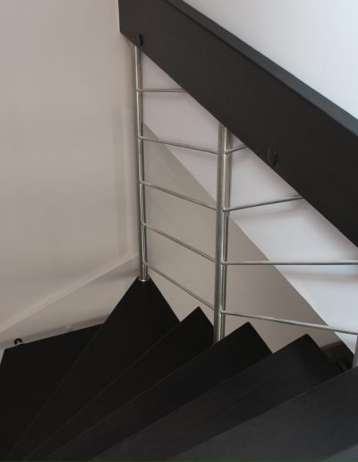 Escalier suspendu sur plot inox teinté