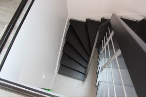 Escalier suspendu sur plot inox teinté