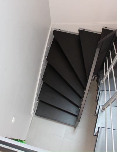Escalier suspendu sur plot inox teinté