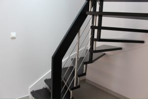 Escalier suspendu sur plot inox teinté