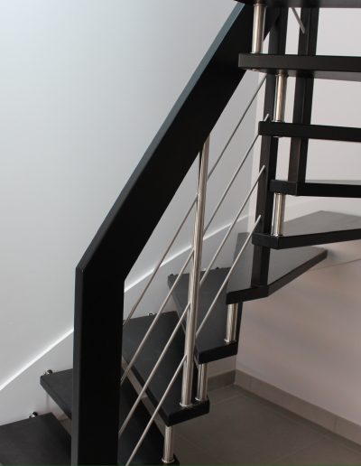 Escalier suspendu sur plot inox teinté