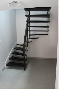 Escalier suspendu sur plot inox teinté