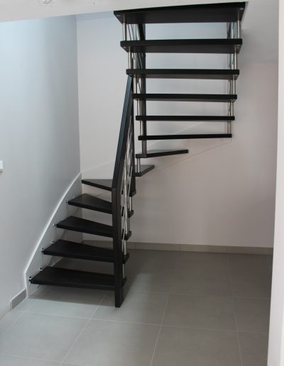 Escalier suspendu sur plot inox teinté