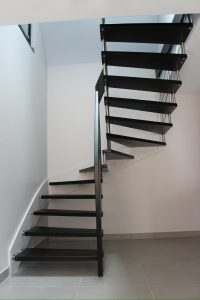 Escalier suspendu sur plot inox teinté