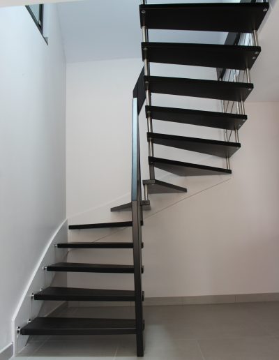 Escalier suspendu sur plot inox teinté