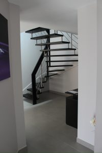 Escalier suspendu sur plot inox teinté