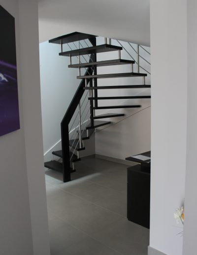 Escalier suspendu sur plot inox teinté