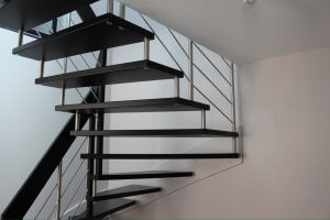Escalier suspendu sur plot inox teinté