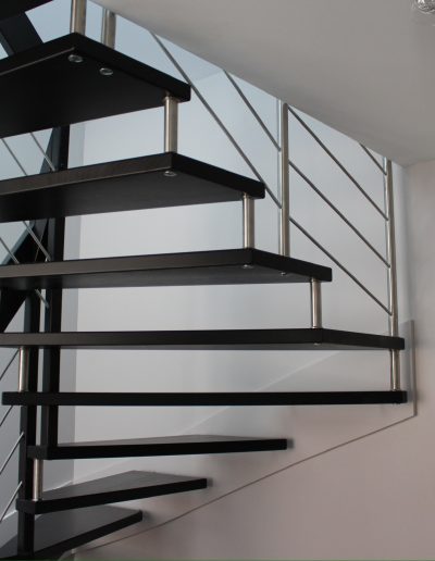 Escalier suspendu sur plot inox teinté